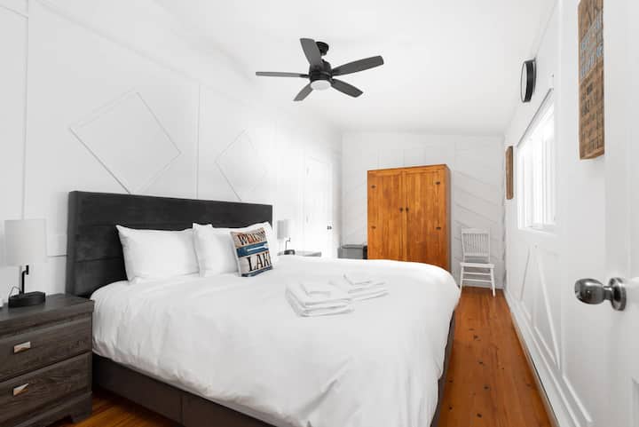 Chumba bora cha kulala chenye kitanda 1 cha ukubwa wa kifalme, kabati la kuhifadhia na chumba cha kuogea chenye vipande 3.