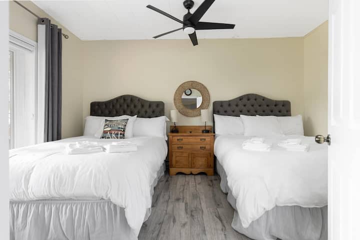 Chumba cha kulala cha kiwango cha chini chenye vitanda 2 vya upana wa f