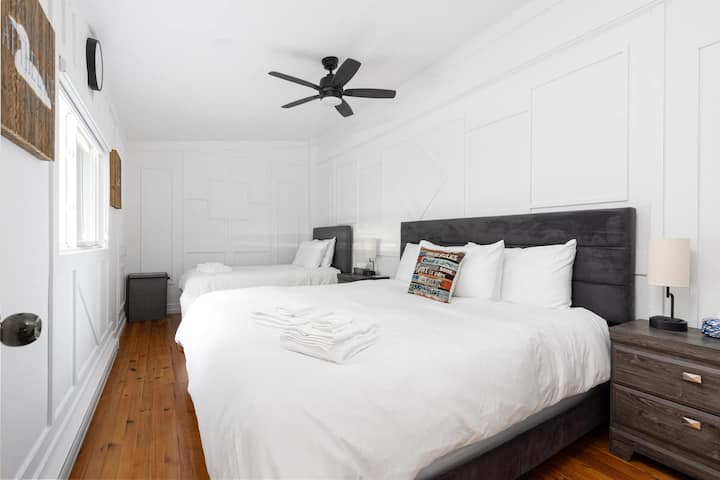 Chumba cha kulala cha ghorofa ya juu chenye mfalme 1 na kitanda 1 cha mtu mmoja.