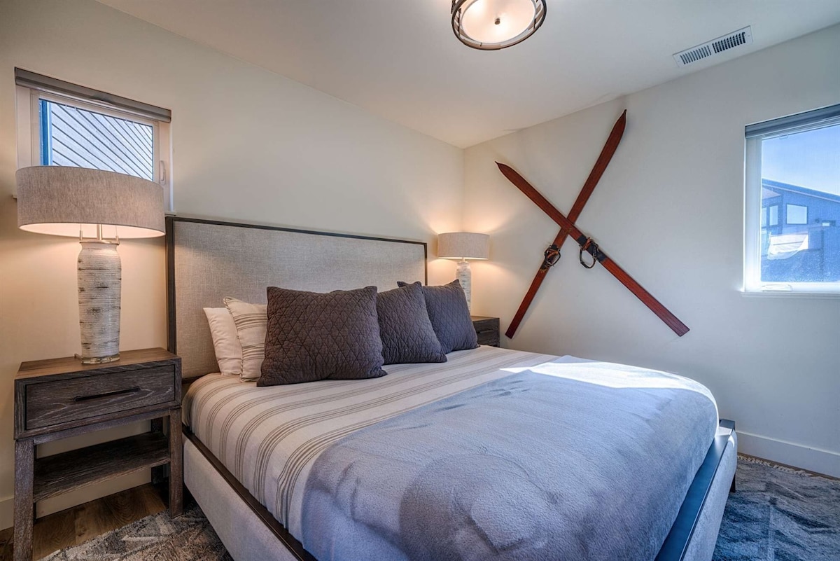 Hoofdniveau van het huis heeft een grote slaapkamer met een kingsize bed.