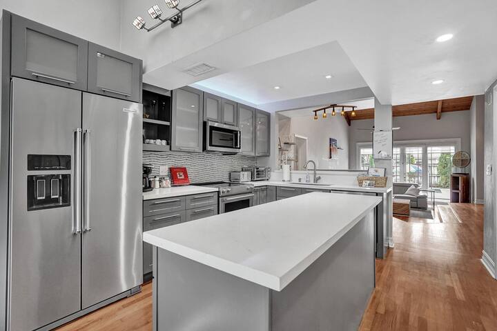 Fun Location! 1 block to Las Olas w/Pool & Parking gallery image 3