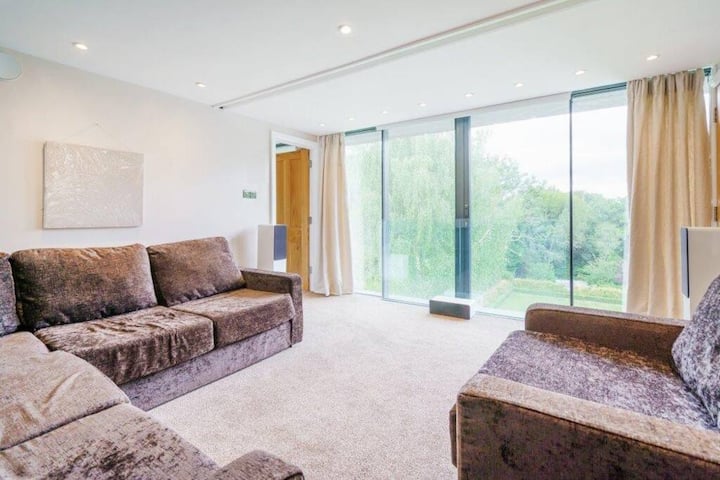 Luxury 8 Bedroom Home With Leisure Wing - Oxford