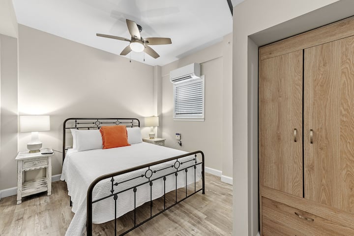 Spálňa s manželskou posteľou Queen na prvom poschod