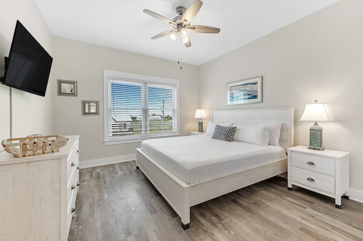 Spálňa s manželskou posteľou King na treťom