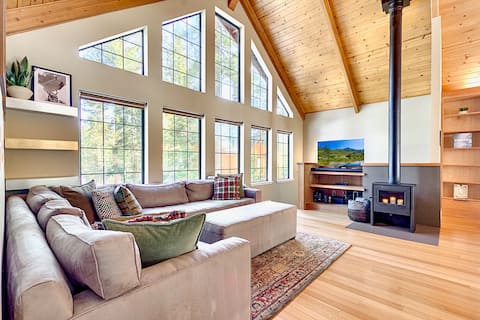 Top Airbnb: Ski, Lake & Golf Chalet! Walk to Lake | EV Charger in Tahoe Vista