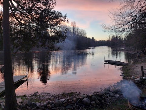 Lakefront*HotTub&Sauna all yr*Firepit*Boats*Dogs