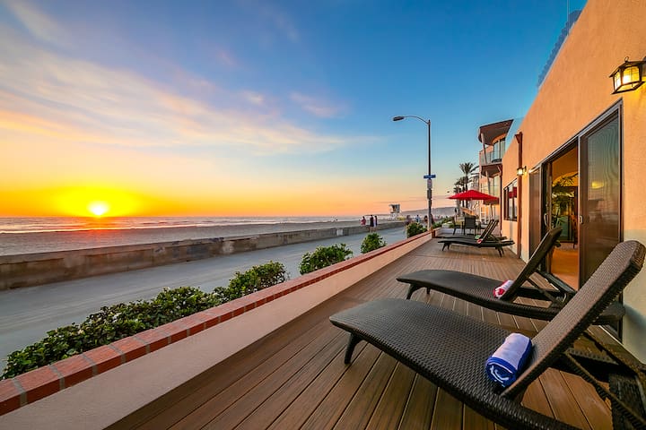 Hot Tub, AC, 2 Units, Garage Parking, Rooftop Deck