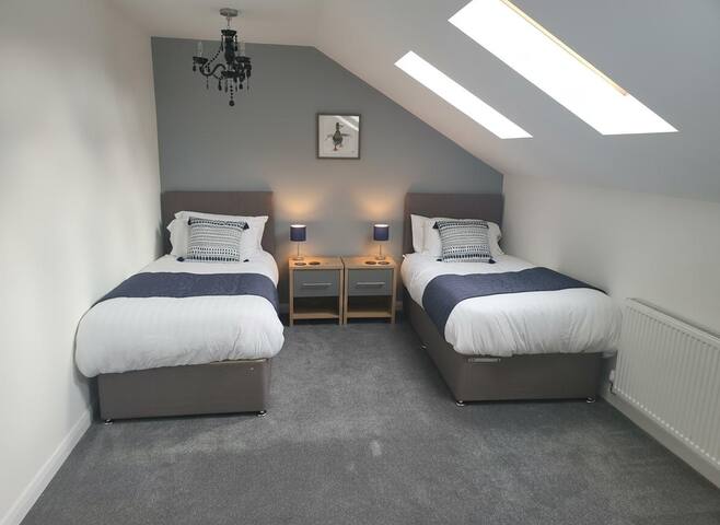 4 Bedroom Home – Sleeps 7, Pet Friendly & Parking gallery image 3