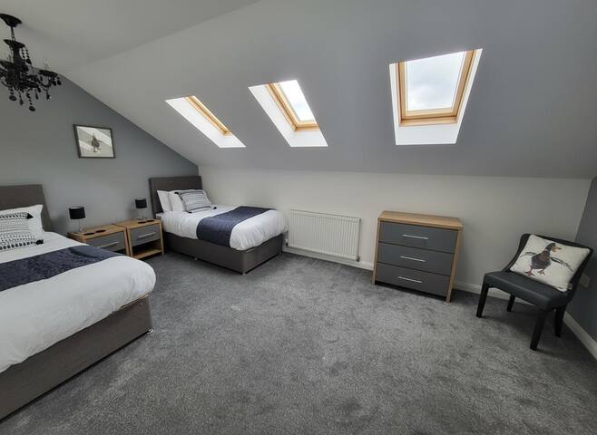 4 Bedroom Home – Sleeps 7, Pet Friendly & Parking gallery image 4