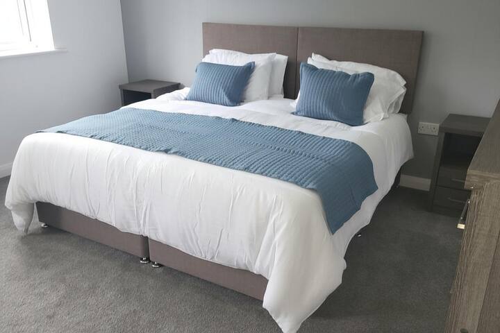 4 Bedroom Home – Sleeps 7, Pet Friendly & Parking gallery image 2