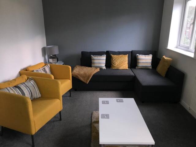 4 Bedroom Home – Sleeps 7, Pet Friendly & Parking