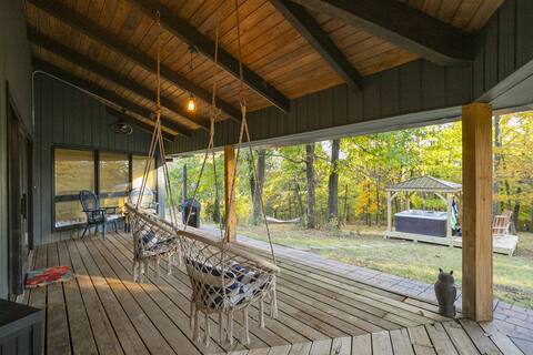 Retreat on 3 Acres w Kayaks / Hot Tub / Fire-pit