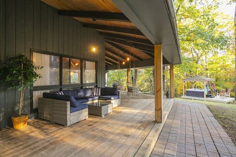 Retreat on 3 Acres w Kayaks / Hot Tub / Fire-pit