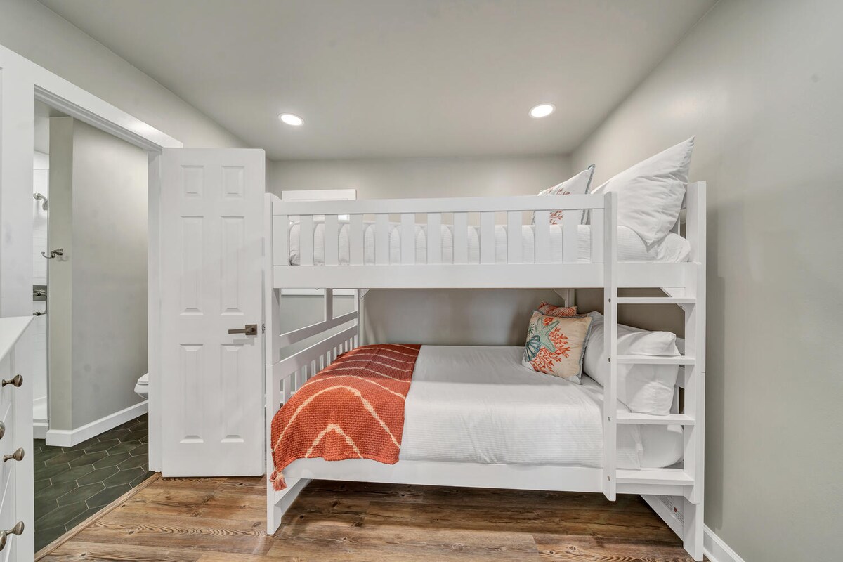 Krevat marinari i plotë me banjë private ensuite