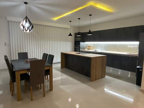 Amazing Apartment Sleeps 7 near Malta Airport