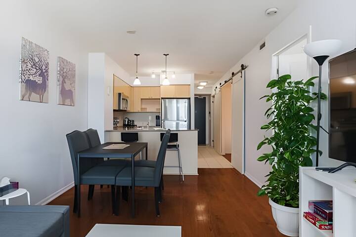 Lovely 2 bed, 2 bath Downtown Toronto W/Parking gallery image 4