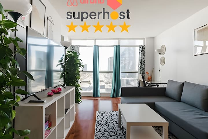 Lovely 2 bed, 2 bath Downtown Toronto W/Parking