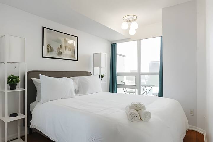 Lovely 2 bed, 2 bath Downtown Toronto W/Parking gallery image 2
