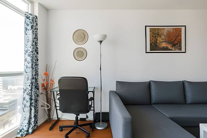 Lovely 2 bed, 2 bath Downtown Toronto W/Parking gallery image 5