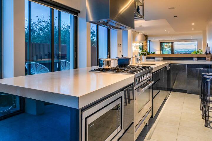 Sunset Boulevard gallery image 3