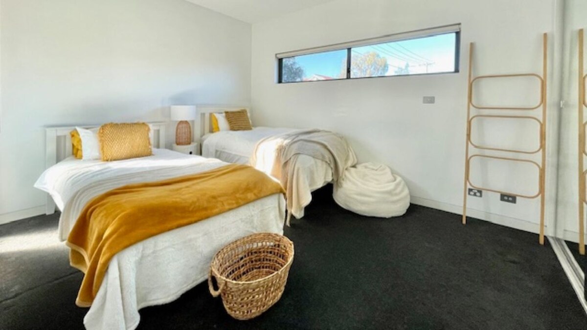 Treća spavaća soba s bračnim krevetom za jednu osobu i krevetom za jednu osobu