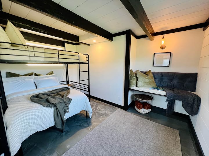 מקורה - חדר שינה 2 מיטות מלאות ואזור קריאה