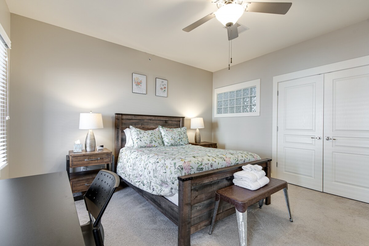 ห้องนอนใหญ่พร้อมโต๊ะทำงานและห้องสวีทในตัว