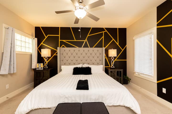 Chumba bora cha kulala chenye King Bed, Bafu la Chumba cha Ndani, Roshani ya Kujitegemea na Dawati