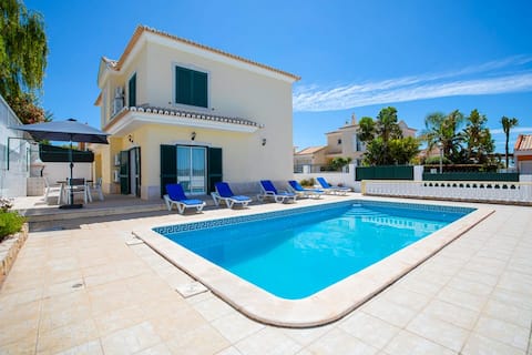 Top Airbnb: TAC - Alcantarilha Pool Villa in Alcantarilha