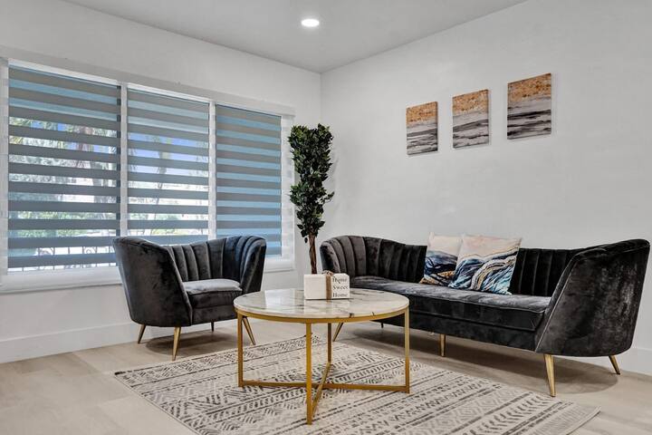 Modern Design Amazing Pool/Spa 5 min to Beach gallery image 5