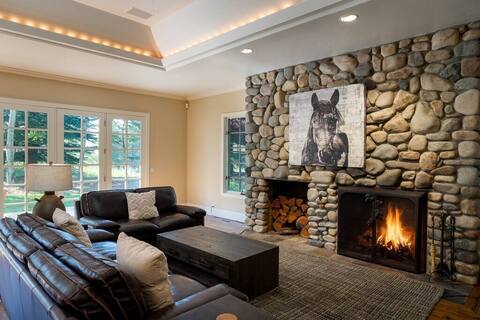 Gimlet Family Home | Close to Lift with Hot Tub!