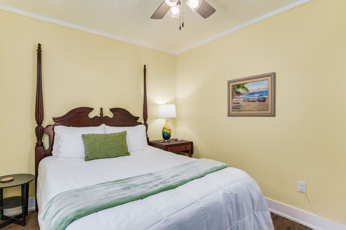 يرتدي السرير المريح بحجم كوين أغطية أفخم، مما يضمن نومًا هادئًا. يوفر المصباح بجانب السرير منفذ شحن USB لتسهيل الحصول عليه. 