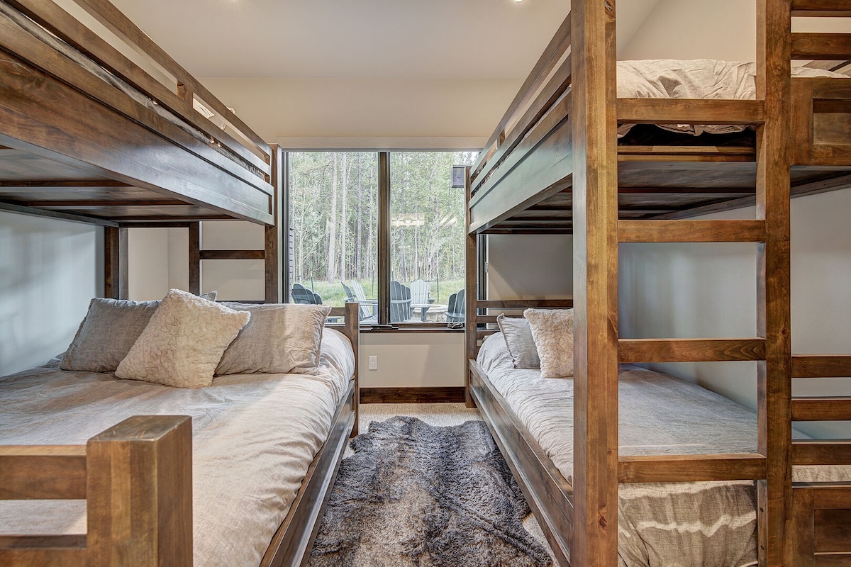 一楼卧室配有两套双层床，可供五位房客舒适入住。