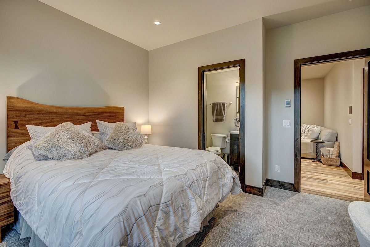 一楼卧室，包括一张2米宽双人床和套房卫生间。