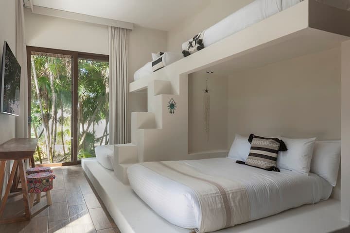 Cuatro camas estratégicamente ubicadas con una decoración moderna y minimalista