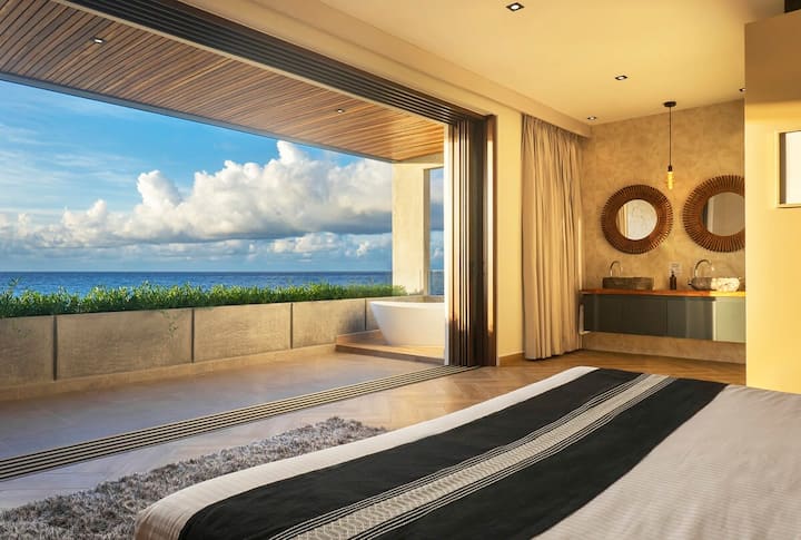 Habitación con una impresionante vista exterior. Balcón con un tamaño imponente. Incluye una cama tamaño king y un baño.