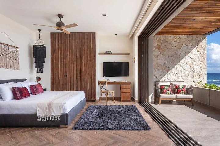 Hermosa habitación con un patio privado. Incluye un cómodo sillón al aire libre.