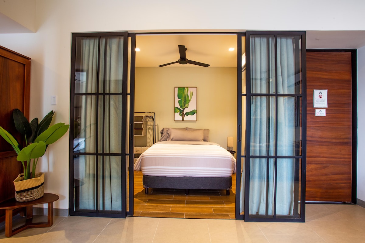 Სტუმრების საძინებელში არის კომფორტული საწოლი 152 × 203 სმ და მოსრიალე კარები პირადი სივრცის შესაქმნელად