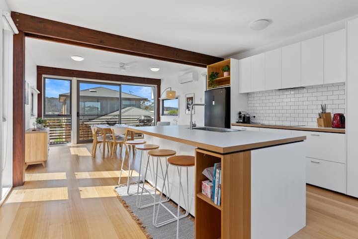 Bay Breeze Retreat – Modern home, walk to beach