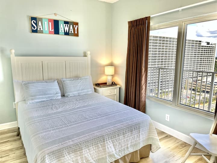 Dormitorio de invitados con cama tamaño queen y televisor inteligente, perfecto para parejas o huéspedes adicionales.