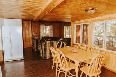 Charming 4 bedroom lakeside cottage with fireplace
