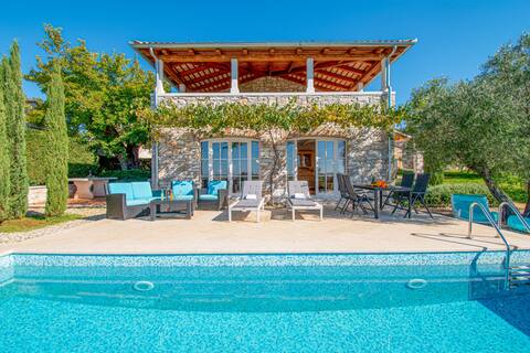 Lovely stone house with private pool