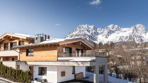 Enjoy luxury chalet with mountain views + sauna