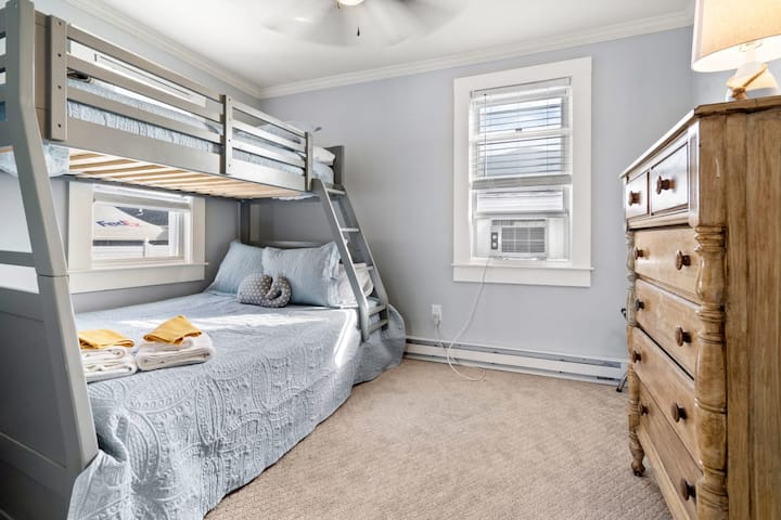 Dhoma e gjumit #2 me krevat marinari të plotë me dy krevate.