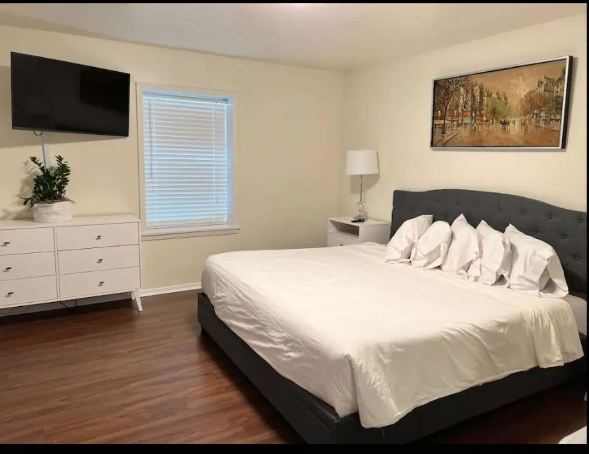 Lakeview 1500' suite with 2 king rooms & 2.5 baths
