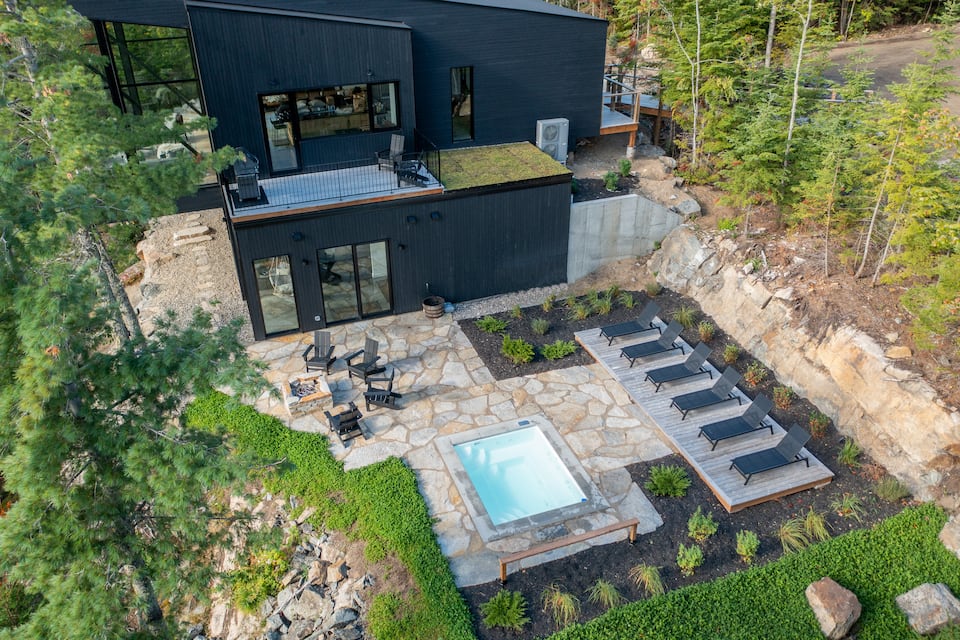 L'Onyx, a glass chalet above the St Lawrence, Petite-Rivière-Saint-François, Quebec, Canada, photo 10 of 10