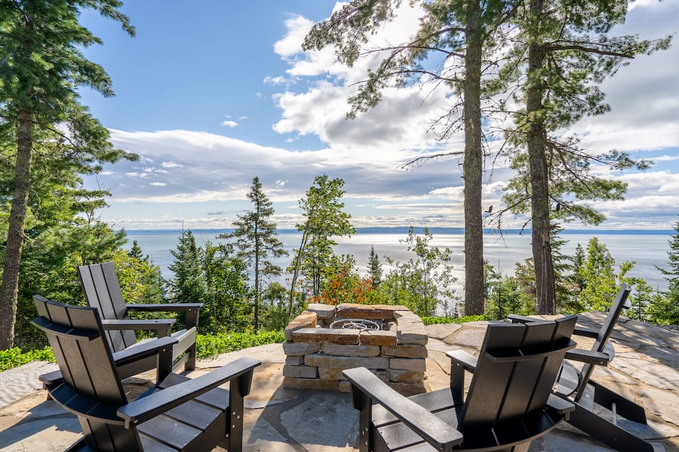 L'Onyx, a glass chalet above the St Lawrence, Petite-Rivière-Saint-François, Quebec, Canada, photo 6 of 10