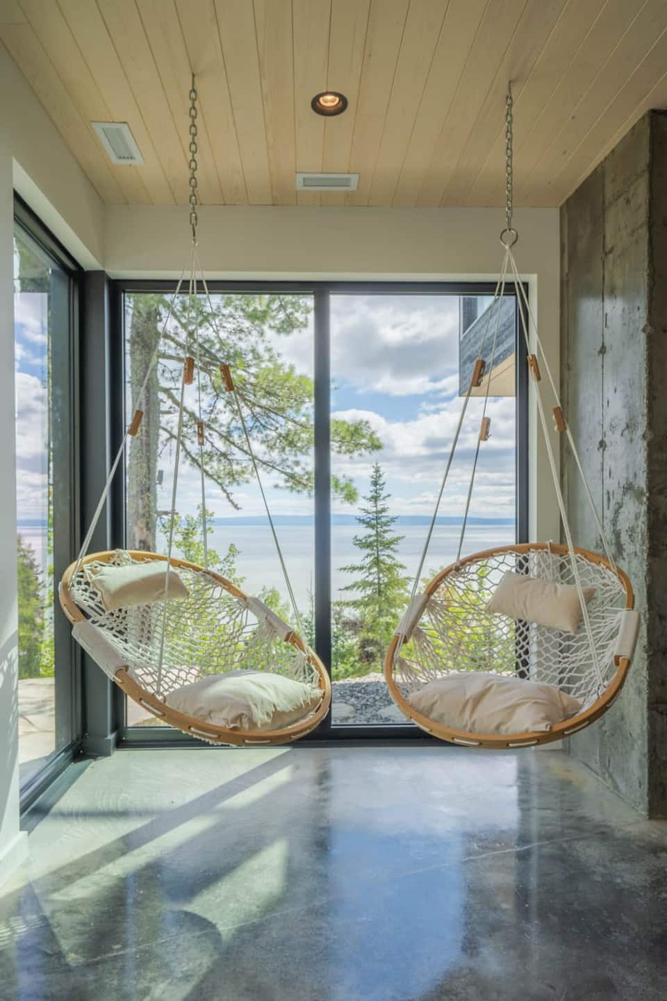 L'Onyx, a glass chalet above the St Lawrence, Petite-Rivière-Saint-François, Quebec, Canada, photo 7 of 10
