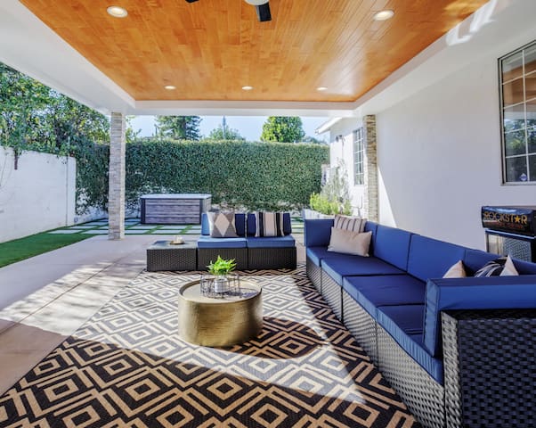 Entertainer home hot tub Universal sleeps 12