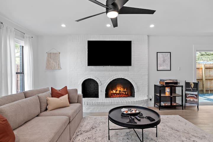 Best Location! 6 beds! Patio+Fire Pit+Game Room gallery image 5